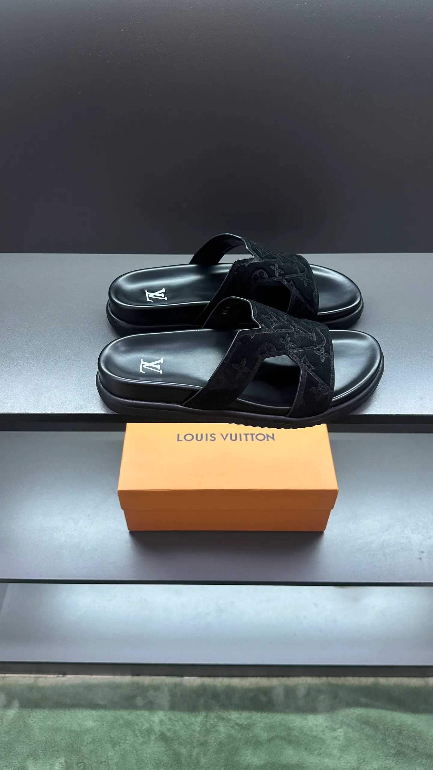 P320 🔍LV Men's Spring and Summer Slippers Counter Synchronization. The uppers are imported cowhide fabric from Italy, with logo graphics and high-quality craftsmanship. The soles are: original soles specially provided by the original factory. The exclusive movable molded soles are super comfortable. The original factory follows the order. 🔍🔍High quality. You can enter and leave the counter at will. Welcome to compare. Code number 38-45 No. 058